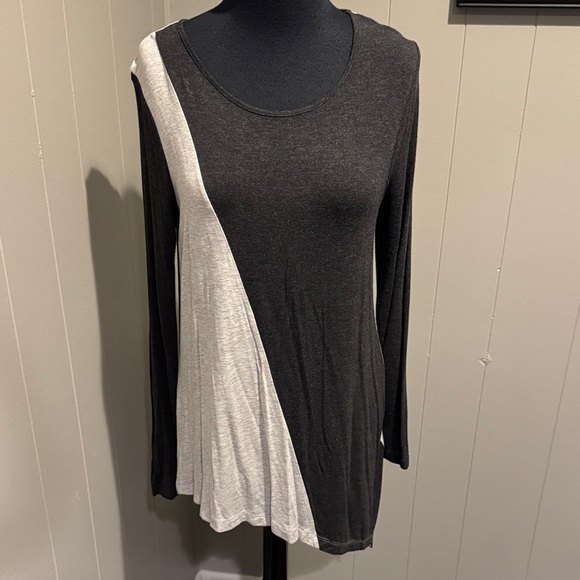 Saks Fifth Avenue shades of heather gray colorblock diagonal hem stretch top. Sm - Picture 1 of 5
